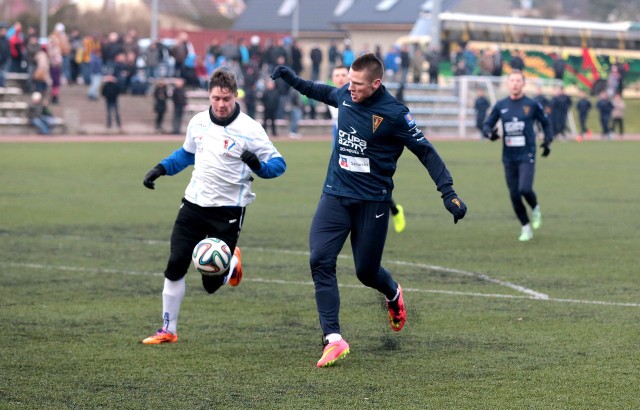 Marcin Robak (z prawej) strzelił bramkę w sparingowym meczu z Flotą.