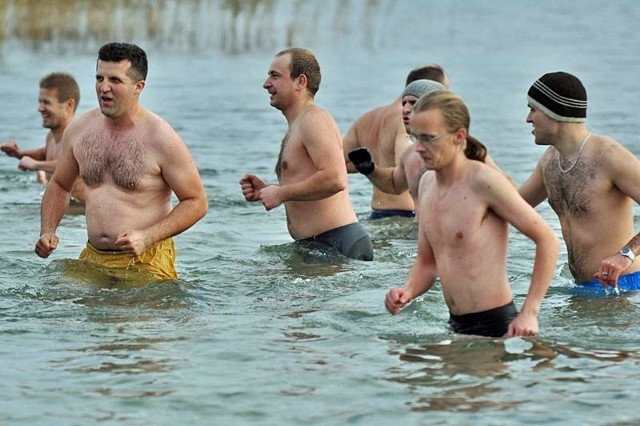 21 morsów rozpoczęła sezon zimowych kąpieli w Jeziorze Tarnobrzeskim.