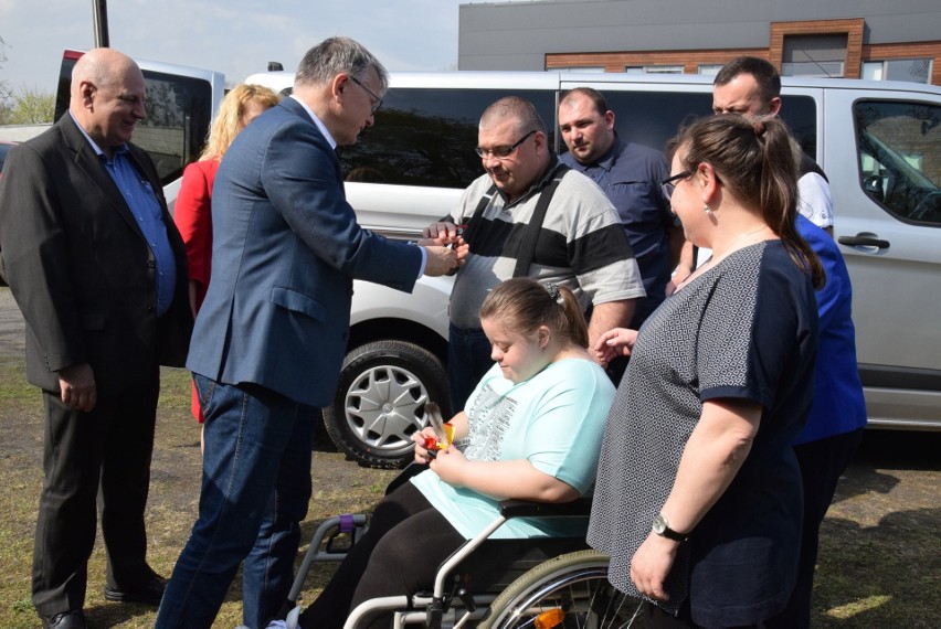 Niepełnosprawni z Kluczborka i okolic dostali dwa fabrycznie...