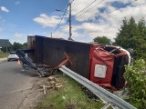 Uwaga! Zderzenie ciężarówki z osobówką w Połomi w powiecie wodzisławskim. Ruch na drodze odbywa się wahadłowo 