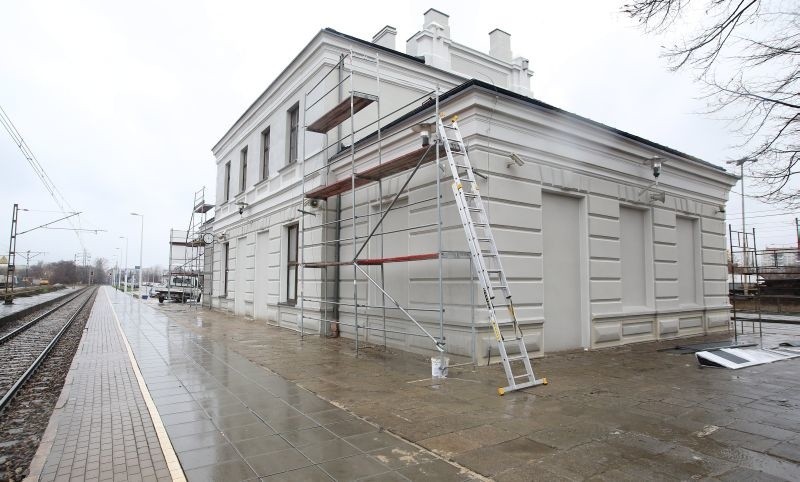 Budynek dworca został już pomalowany, remont zakończy się w...