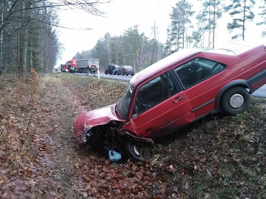 25-letni kierowca volkswagena został odwieziony do szpitala.