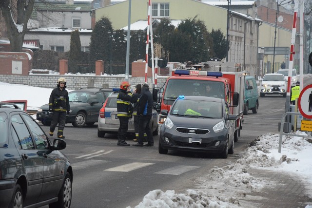 Do zdarzenia doszło około godz. 14.30 na przejściu dla pieszych w pobliżu przejazdu kolejowego przy ul. Mirosławieckiej w Złocieńcu. 79-kierowca samochodu osobowego potrącił przechodzącą przez jezdnię 52-letnią kobietę, która doznała poważnych obrażeń ciała. Kierowca był trzeźwy. Zobacz także Koszalin: Śmiertelne potrącenie na ul. Reymonta