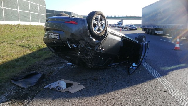 Dzisiaj przed południem doszło do groźnego wypadku na autostradzie A1 w miejscowości Grabówka w pow. włocławskim. Dachował tam samochód osobowy. Czytaj więcej o wypadku na kolejnych slajdach --->Flesz - wypadki drogowe. Jak udzielić pierwszej pomocy?