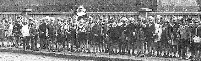 Zdjęcie z 1948 roku. Wychowankowie z ochronki  na spacerze w Koźlu z Siostrą Mirą. Drugi z prawej - autor artykułu.