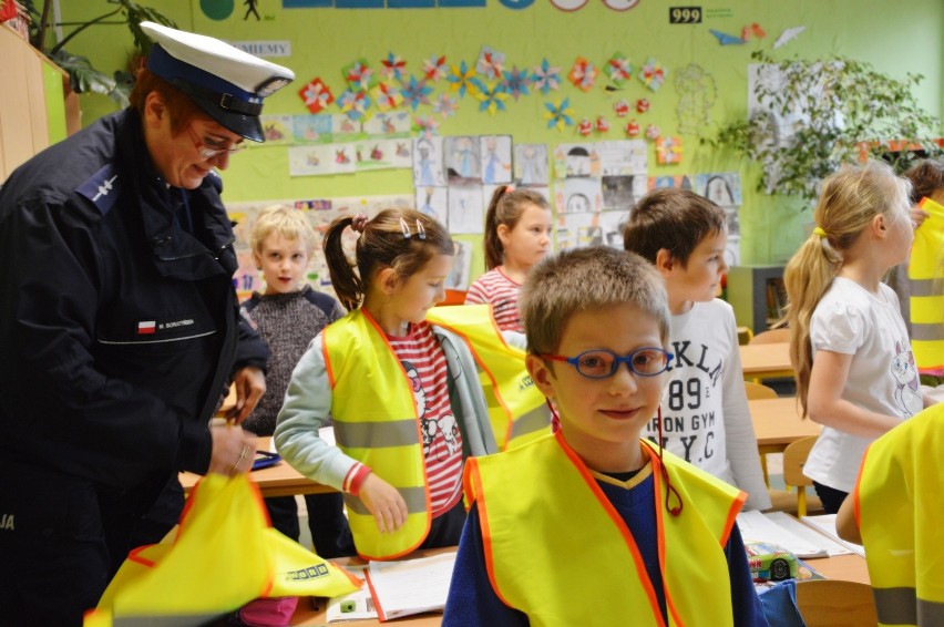 Łódzka policja i Mikołaj z prezentami w szkołach. Uczniowie dostali kamizelki odblaskowe [FILM]