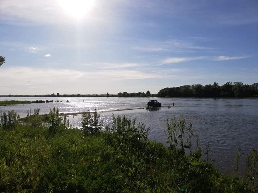 - Nieodpowiedzialność! Ktoś przyjechał na bulwar nad rzeką...