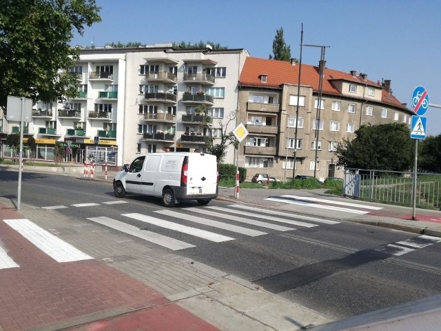 Wybudowane przejścia dla pieszych mają być tak oznakowane, żeby nikt ich nie przegapił. Zdjęcie poglądowe.