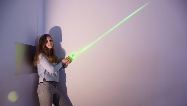 Aleksandra Fliszkiewicz z Pionek w ramach pracy inżynierskiej stworzyła miecz świetlny, który może okazać się przełomowym wynalazkiem w leczeniu wad wzroku.