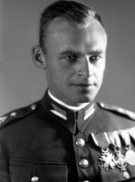 Rotmistrz Witold Pilecki1901-1948Żołnierz AK. W 1940 r. na ochotnika poszedł do obozu Auschwitz, skąd słał pierwsze raporty o Holokauście i organizował ruch oporu. Uciekł, brał udział w Powstaniu Warszawskim. Po wojnie aresztowany za rzekomą zdradę, stracony. W 1990 r. rehabilitowany, odznaczony Orderem Orła Białego.