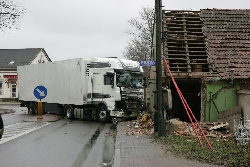 W Boczowie ciężarówka uderzyła w dom.