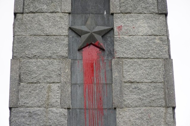Do zdarzenia doszło prawdopodobnie w nocy z czwartku na piątek. Gwiazda została oblana czerwoną farbą, na pomniku napisano też nazwisko Władimira Putina. Sprawą zajmuje się policja.