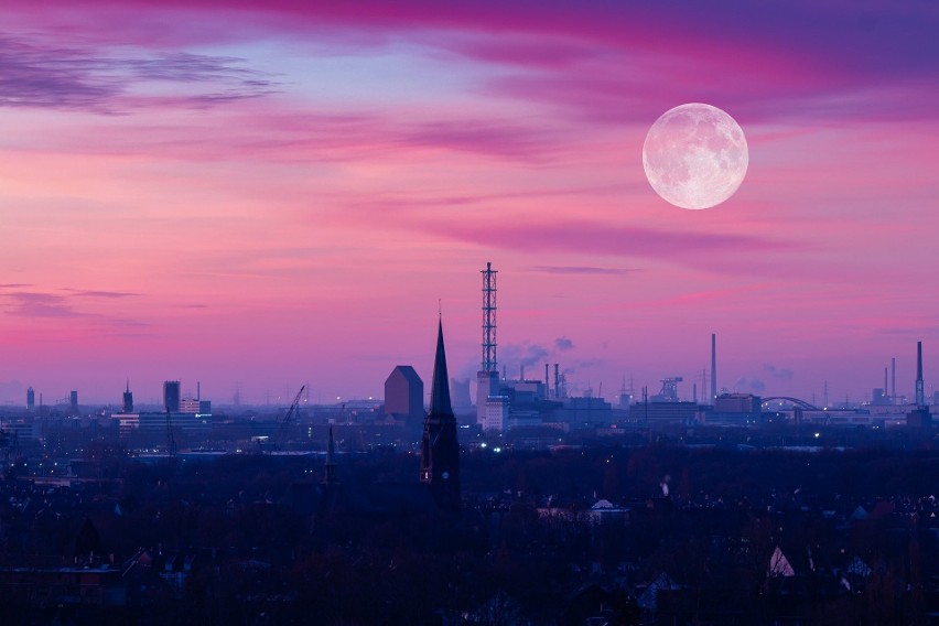 Różowy Księżyc 2020: warto spojrzeć w niebo! Kwietniowa pełnia księżyca będzie wyjątkowa. Kiedy i o której oglądać Super Księżyc? [07.04]