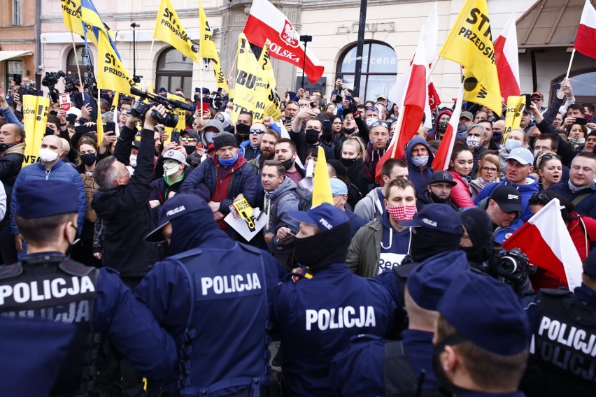 Warszawa: Strajk przedsiębiorców 16 maja [zdjęcia] Jacek Bury z KO zatrzymany. Policja: Senator nie chciał opuścić radiowozu