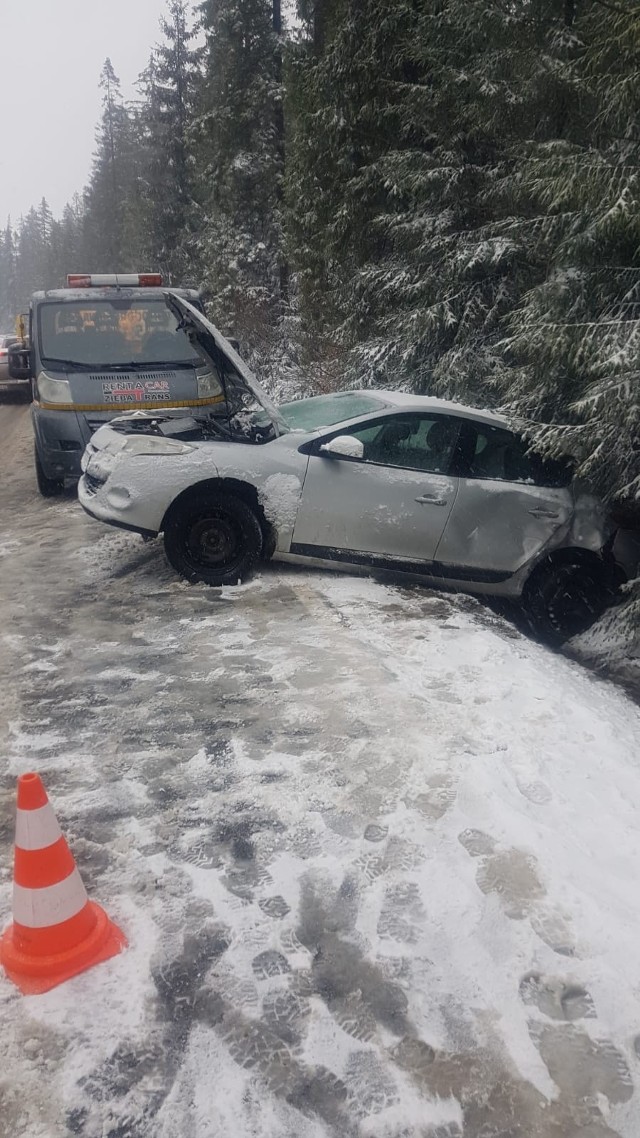 Kolizja w Sieniawie. Zderzył się tam bus z autem osobowym. Warunki drogowe na całym Podhalu zrobiły się bardzo trudne