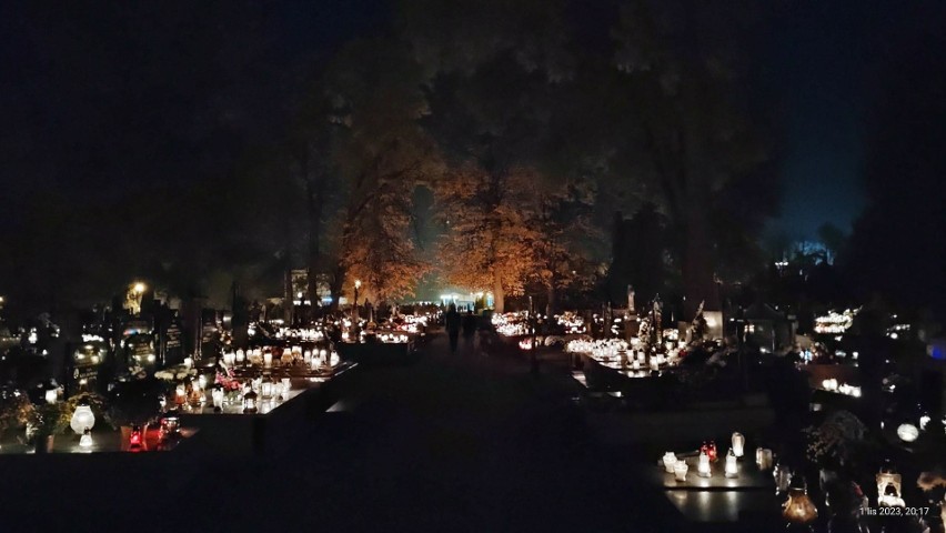 Cmentarz w Belsku Dużym pod osłoną nocy prezentował się...