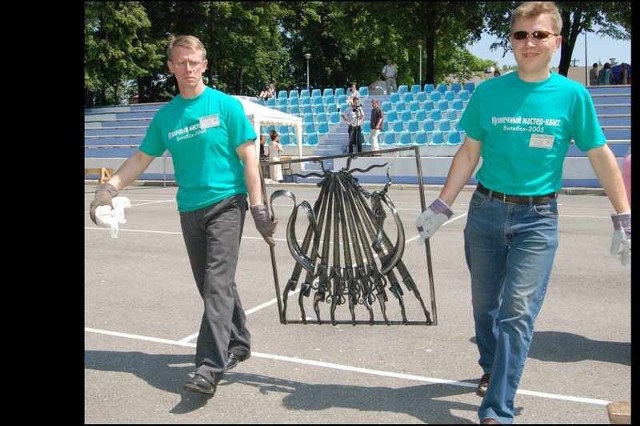 Białorusini Igor Dororzko i Siergiej  Kierza z Witebska - zdobywcy Grand Prix . Jury doceniło ich koziorożca uwięzionego w słonecznych promieniach tworzących ozdobną kratę.  