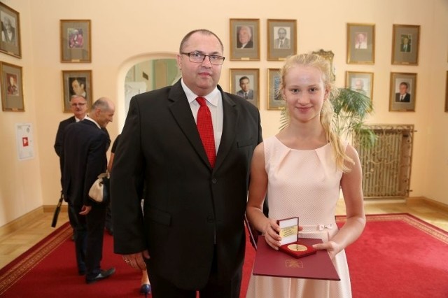 Weronika Maliszewska była w gronie młodych ludzi, którzy wczoraj w Pałacu Branickich otrzymali medale Diligentiae - za pilność. Towarzyszył jej nauczyciel SP 11 Jarosław Mazurek.
