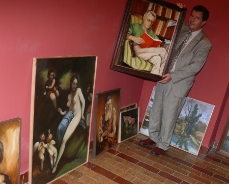 Piotr Maciej Przypkowski prezentuje obrazy Włodzimierza Bożęckiego, które znajdą się na wystawie w jędrzejowskim muzeum.