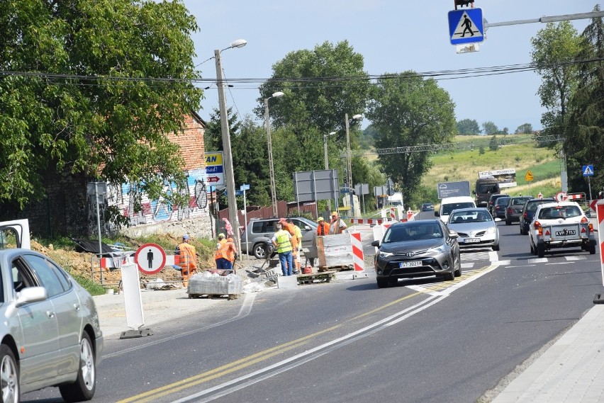 Nie chcą drogi bez chodników. Krajówka do rozbudowy od Jerzmanowic do Giebułtowa