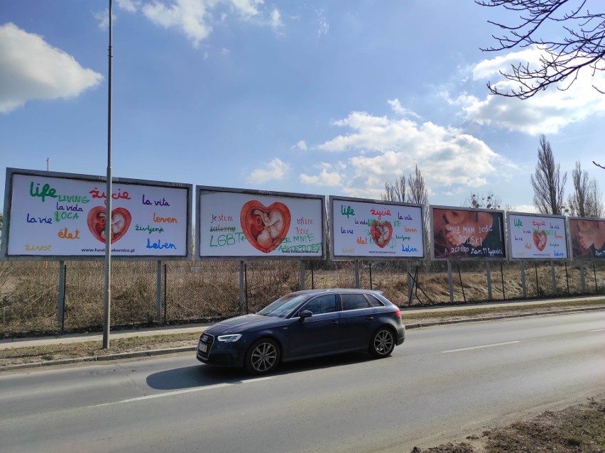 - Kampania billboardowa jest jednym ze sposobów dotarcia do...