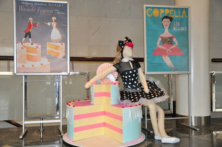 Wielka lalka Coppelii w holu wejściowym Opery Nova czeka już...