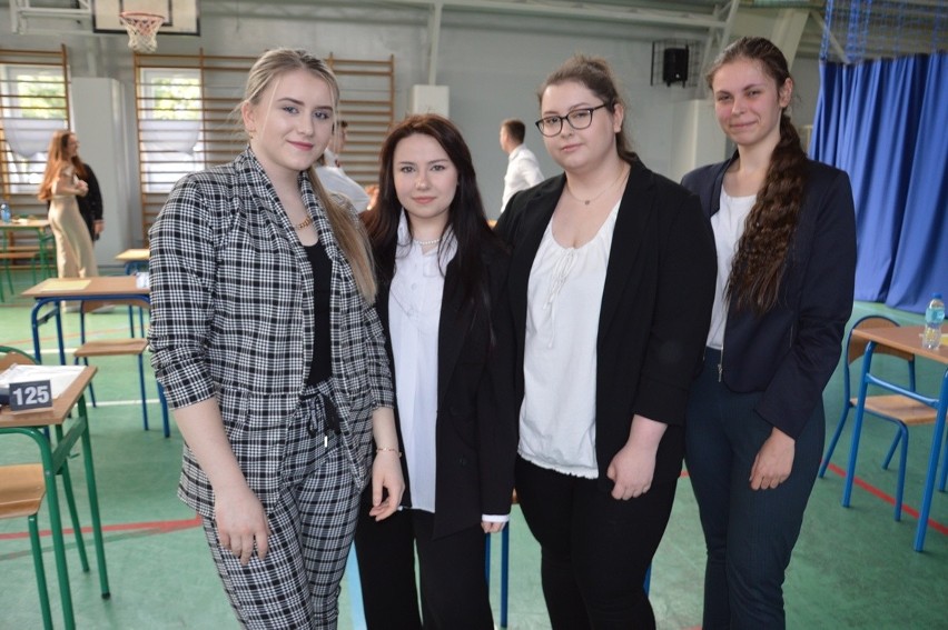 Matura 2022 z matematyki. Uczniowie „Norwida” w Stalowej Woli na chwilę przed egzaminem z matematyki 