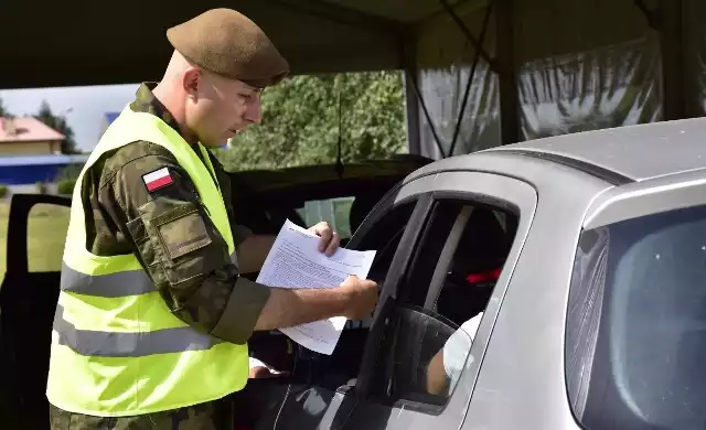 Żołnierze Obrony Terytorialnej w Mazowsza w czasie pandemii obsługiwali między innymi punkty wymazowe.