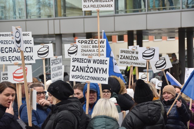 Do Tarnowa przyjechały delegacje związków zawodowych pielęgniarek i położnych z całego kraju. Mimo deszczu przeszły ze szpitala im. Szczeklika do szpitala św. Łukasza