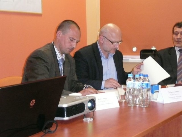 W imieniu firmy Strabag umowę podpisał Piotr Ludwig (z lewej strony), dyrektor bydgoskiego oddziału tej firmy