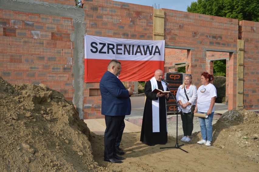 Powstający budynek poświęcił ks. Jan Zwierzchowski