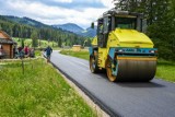 Tatry. Wylali asfalt w Dolinie Chochołowskiej. Na odcinku ok. 3,5 kilometra