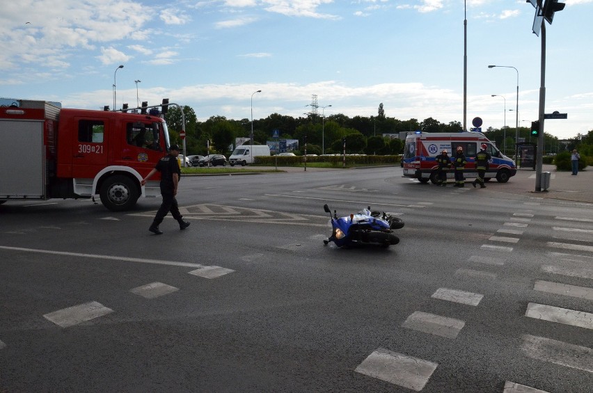 Wrocław: Wypadek na Borowskiej. Samochód zderzył się z motocyklem (ZDJĘCIA)