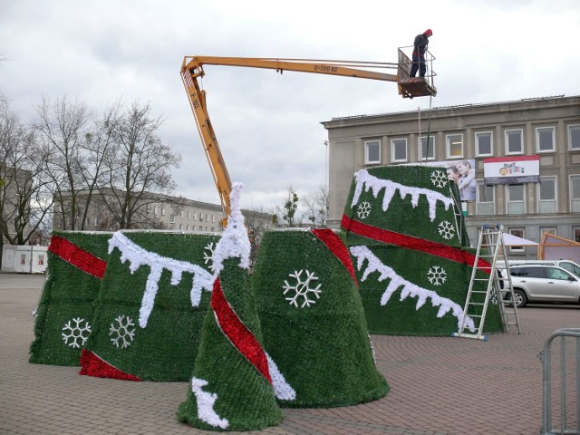 Montaż wysmukłej choinki, która rozświetlona, będzie wspaniałą świąteczną ozdobą Placu Piłsudskiego.