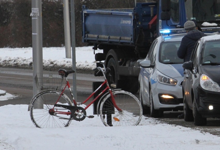 Wypadek w Tarnobrzegu. Ucierpiał rowerzysta potrącony przez samochod