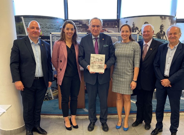 Od lewej: Krzysztof Zieliński (prezes Kujawsko-Pomorskiej Rady Olimpijskiej), Magdalena Fularczyk-Kozłowska, Andrzej Kraśnicki, Beata Rosolska, Andrzej Maciejewski (sekretarz K-PRO) i Ryszard Kubiak (skarbnik K-PRO)