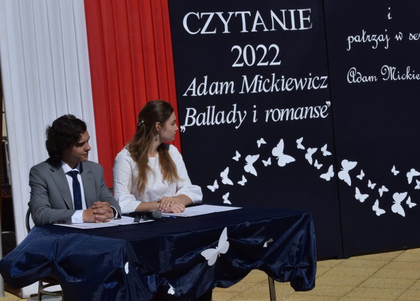 Narodowe Czytanie 2022 w Ostrołęce. W piątek przed SP nr 5, a w sobotę 3 września będzie piknik literacki na Fortach Bema. Zdjęcia