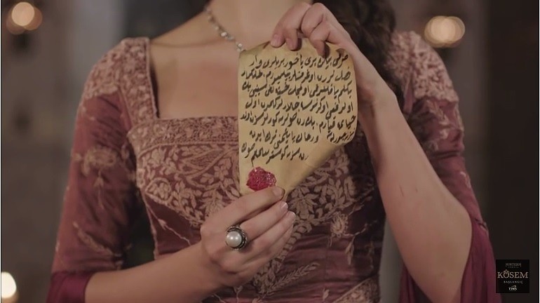 Kosem pokazuje jej list Fahriye.