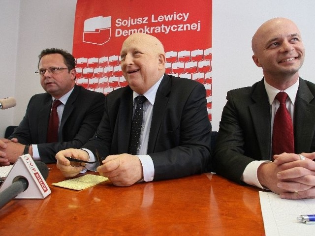 Andrzej Szejna, szef SLD w regionie, Józef Oleksy, były premier, oraz Paweł Ramiączek, rzecznik prasowy świętokrzyskiego Sojuszu.