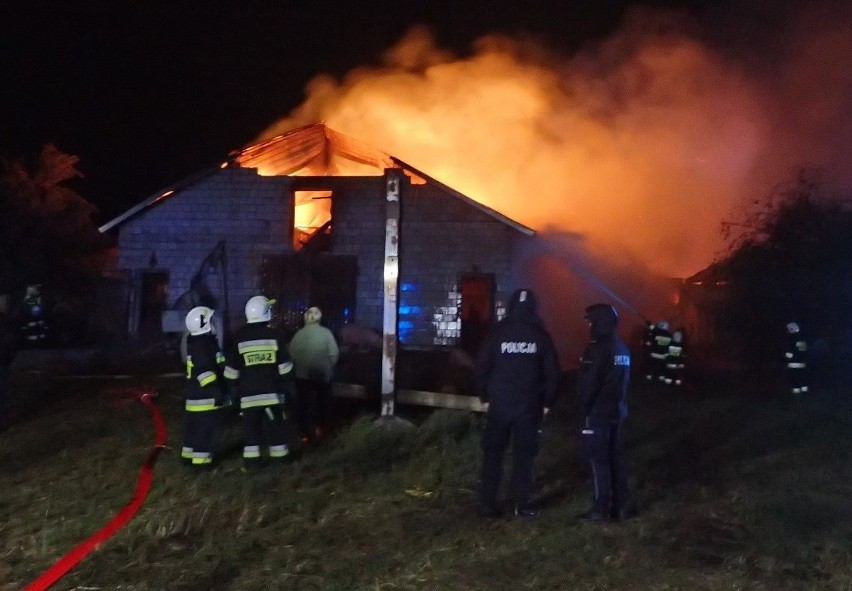 Boczki-Świdrowo: Pożar budynków gospodarczych. Z szalejącym...