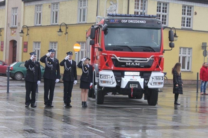 Strażacy ochotnicy z Drezdenka dostali nowy wóz. Nadali mu imię Bolek 
