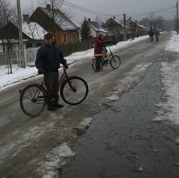 Kiedy woda zamarznie, samochody wpadają w poślizg - mówią mieszkańcy ulicy Żeromskiego.