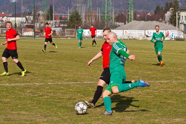 LKS Pisarowce pokonał Granicę Stubno, a wynik meczu otworzył Sebastian Sobolak (czerwono-czarny strój)