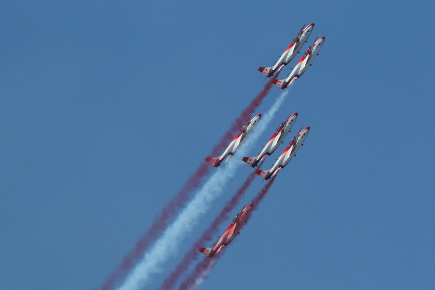 Air Festival Świdnik. Taniec Biało - Czerwonych Iskier na niebie [ZDJĘCIA, WIDEO]