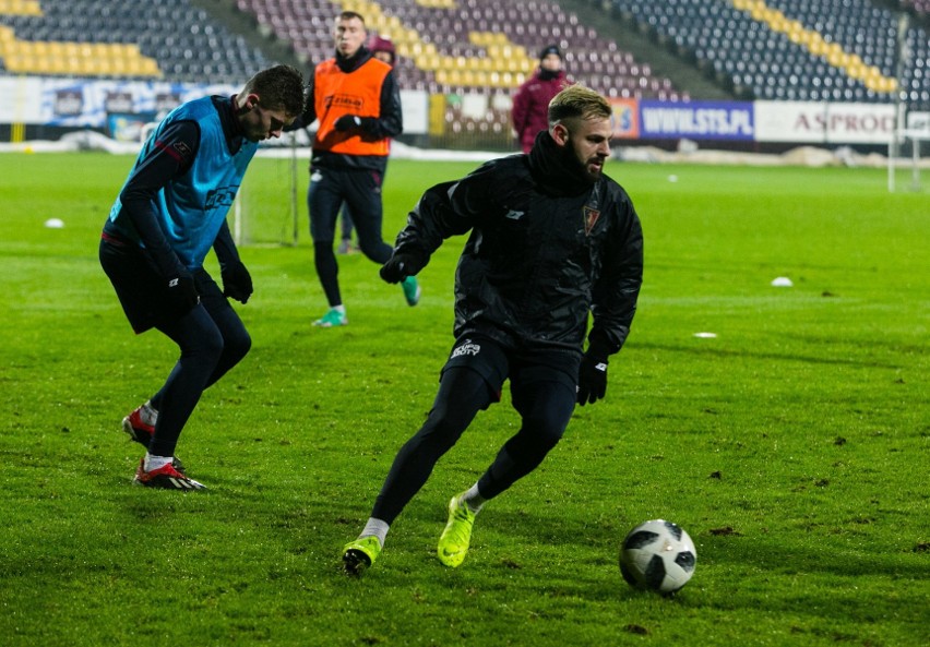 Trening Pogoni Szczecin na płycie głównej stadionu przy...