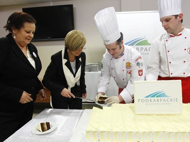 Po zaakceptowaniu strategii marki województwa, zarząd i radni zjedli tort z logo Podkarpacia.