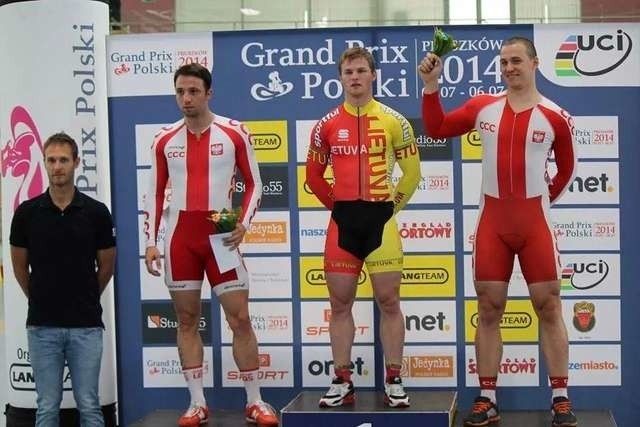 Krzysztof Maksel (pierwszy z lewej na podium) podczas Grand Prix Polski w Pruszkowie wywalczył medal w keirinie. Teraz w pucharze świata także sprawdzi się w tej loteryjnej indywidualnej konkurencji