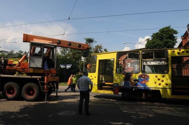 Tramwaj wyskoczył z szynTramwaj wyskoczył z szyn