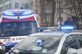 Żory. 31-latek spadł z dachu. Pierwszej pomocy udzielili mu policjanci, bo nie było wolnej karetki. Czekano na nią 2 godziny