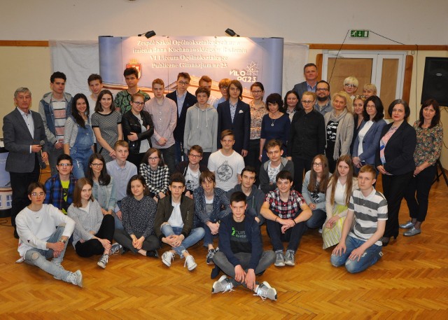 Wszyscy laureaci konkursów, wraz z nauczycielami z 23 Publicznego Gimnazjum imienia Kochanowskiego w Radomiu.